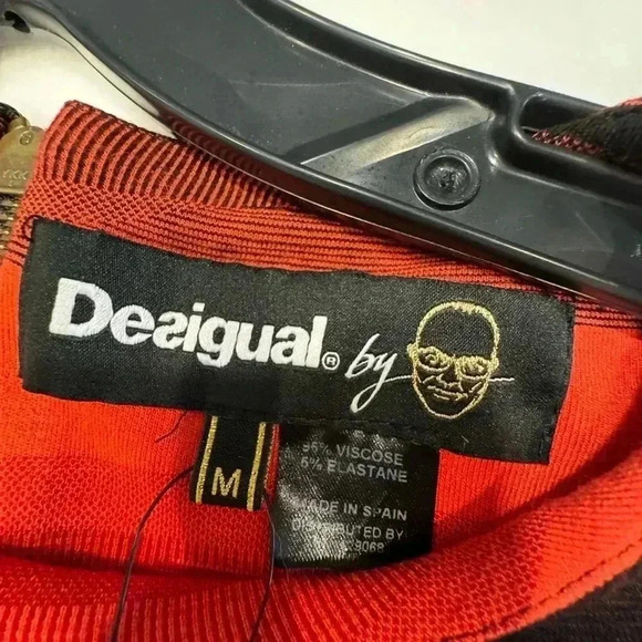 Desigual black & red form fitted dress. Zip up back logo at waistline size m - Picture 5 of 10